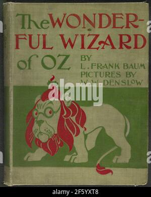 La couverture de la première édition du merveilleux magicien d'Oz, 1900. Le merveilleux magicien d'Oz a été écrit par l'auteur L. (Lyman) Frank Baum (1856-1919) et illustré par William Wallace Denslow (1856-1915), et a été publié par la compagnie George M. Hill en mai 1900. Banque D'Images