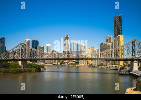 horizon de brisbane par la rivière brisbane dans le queensland, en australie, en journée Banque D'Images