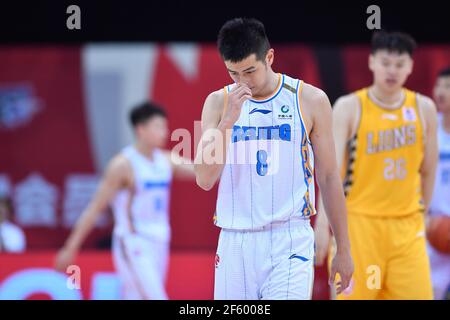 Zhuji, province chinoise de Zhejiang. 29 mars 2021. Fang Shuo, de Beijing Ducks, réagit lors du 50e match entre Beijing Ducks et Zhejiang Lions à la saison 2020-2021 de la ligue de l'Association chinoise de basket-ball (ABC) à Zhuji, dans la province de Zhejiang, en Chine orientale, le 29 mars 2021. Credit: Huang Zongzhi/Xinhua/Alamy Live News Banque D'Images