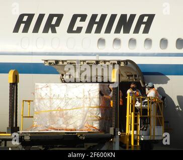 La Paz, El Salvador. 28 mars 2021. Les membres du personnel déchargent les vaccins Sinovac COVID-19 à l'aéroport de San Salvador, à San Salvador, en El Salvador, le 28 mars 2021. Le Salvador a reçu dimanche le premier lot de vaccins COVID-19 de la société pharmaceutique chinoise Sinovac, qui contribuera à accélérer le processus de vaccination dans le pays, ont indiqué les autorités locales. Crédit: Alexander Pena/Xinhua/Alay Live News Banque D'Images