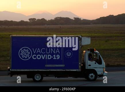 La Paz, El Salvador. 28 mars 2021. Le 28 mars 2021, un camion transfère les vaccins Sinovac COVID-19 à l'aéroport de San Salvador, à San Salvador (El Salvador). Le Salvador a reçu dimanche le premier lot de vaccins COVID-19 de la société pharmaceutique chinoise Sinovac, qui contribuera à accélérer le processus de vaccination dans le pays, ont indiqué les autorités locales. Crédit: Alexander Pena/Xinhua/Alay Live News Banque D'Images