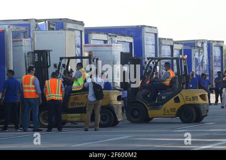 La Paz, El Salvador. 28 mars 2021. Le 28 mars 2021, des membres du personnel transfèrent les vaccins Sinovac COVID-19 à l'aéroport de San Salvador, à San Salvador (El Salvador). Le Salvador a reçu dimanche le premier lot de vaccins COVID-19 de la société pharmaceutique chinoise Sinovac, qui contribuera à accélérer le processus de vaccination dans le pays, ont indiqué les autorités locales. Crédit: Alexander Pena/Xinhua/Alay Live News Banque D'Images