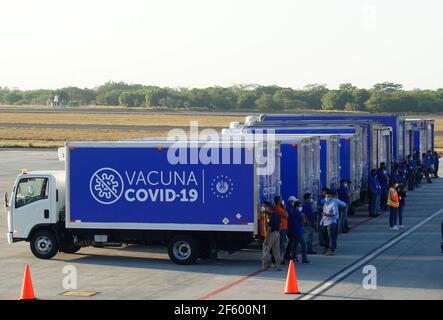 La Paz, El Salvador. 28 mars 2021. Les membres du personnel attendent le 19 mars 2021 le transfert des vaccins Sinovac COVID-28 à l'aéroport de San Salvador, à San Salvador, en El Salvador. Le Salvador a reçu dimanche le premier lot de vaccins COVID-19 de la société pharmaceutique chinoise Sinovac, qui contribuera à accélérer le processus de vaccination dans le pays, ont indiqué les autorités locales. Crédit: Alexander Pena/Xinhua/Alay Live News Banque D'Images
