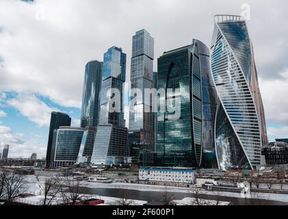 MOSCOU, RUSSIE - 20 février 2020 : ville de Moscou. Vue sur les gratte-ciels du centre d'affaires international de Moscou. Vue sur la rivière Moskva Banque D'Images