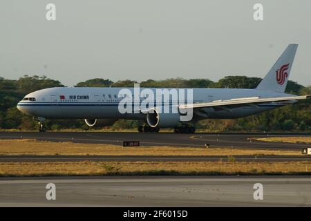La Paz, El Salvador. 28 mars 2021. Un avion chargé de vaccins Sinovac COVID-19 arrive à l'aéroport de San Salvador à San Salvador, en El Salvador, le 28 mars 2021. Le Salvador a reçu dimanche le premier lot de vaccins COVID-19 de la société pharmaceutique chinoise Sinovac, qui contribuera à accélérer le processus de vaccination dans le pays, ont indiqué les autorités locales. Crédit: Alexander Pena/Xinhua/Alay Live News Banque D'Images