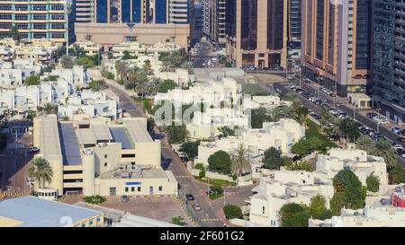 Une luxueuse villa zone résidentielle d'Abu Dhabi à côté de la Corniche , avec des blocs de tour modernes en arrière-plan. Banque D'Images