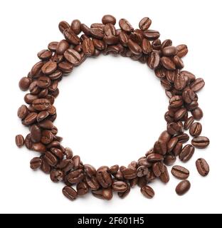 Grains de café formant un anneau pour l'espace de copie arrière-plan blanc Banque D'Images
