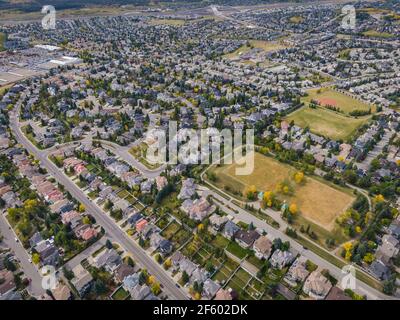 Vue aérienne des maisons et des rues du quartier résidentiel pendant la saison d'automne à Calgary, Alberta, Canada. Banque D'Images