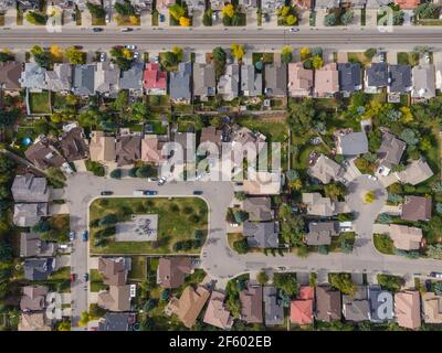 Vue aérienne en haut vers le bas des maisons et des rues dans le beau quartier résidentiel pendant la saison d'automne à Calgary, Alberta, Canada. Banque D'Images