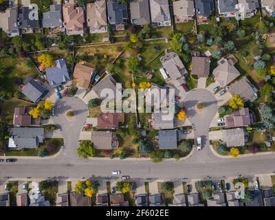 Vue aérienne en haut vers le bas des maisons et des rues dans le beau quartier résidentiel pendant la saison d'automne à Calgary, Alberta, Canada. Banque D'Images