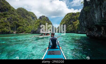 El Nido, Palawan, Philippines, voyageur assis sur la terrasse en bateau pour explorer les sites naturels autour d'El Nido, le jour ensoleillé. Banque D'Images