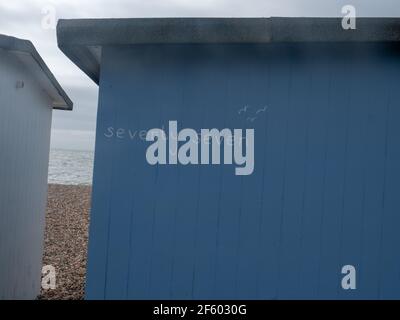 Soixante-dix-sept écrits en lettres sur une hutte de plage bleue. Banque D'Images