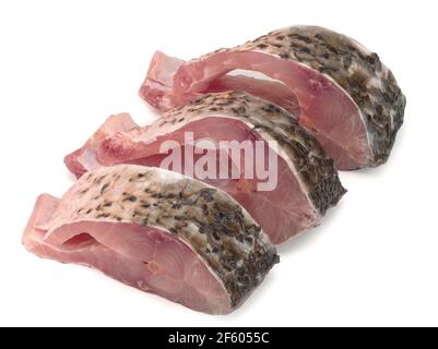 Steaks de carpe sur fond blanc, gros plan Banque D'Images
