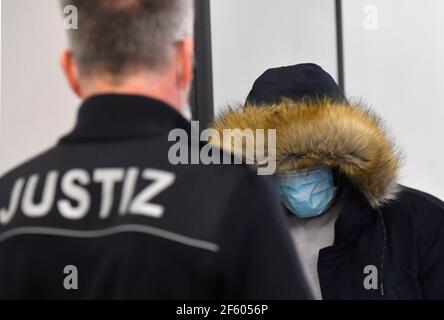 Dresde, Allemagne. 29 mars 2021. Un des trois accusés au total vient au tribunal régional de Dresde pour le début du procès contre des membres du groupe "Faust des Ostens". Les hommes sont accusés d'appartenance à une organisation criminelle, de vol et de voies de fait. Ils sont tenus responsables d'attaques violentes contre des membres d'autres équipes de football, des policiers et des personnes d'apparence étrangère à proximité des matchs de football de l'équipe de deuxième division Dynamo Dresden. Credit: Matthias Rietschel/dpa-Zentralbild/dpa/Alay Live News Banque D'Images