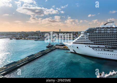 Bateau de croisière amarré au port de croisière de Nassau Bahamas. Banque D'Images