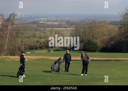 Les golfeurs socialement éloignés du Club de golf de Guildford après l'assouplissement du verrouillage de l'Angleterre pour permettre une plus grande liberté en plein air. Date de la photo: Lundi 29 mars 2021. Banque D'Images