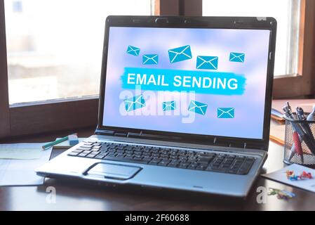 Écran d'ordinateur portable affichant un concept d'envoi d'e-mails Banque D'Images