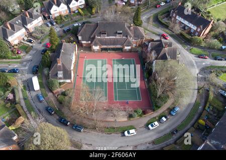 Birmingham, West Midlands, Royaume-Uni. 29 mars 2021. Le Circle Tennis Club à Harborne, Birmingham, Royaume-Uni, est de retour en action alors que diverses restrictions de confinement du coronavirus ont été levées le « Happy Monday ». La règle des 6 a également été introduite, ce qui signifie que plus de gens peuvent se rassembler ensemble à l'extérieur. Pic by Credit : Stop Press MediaAlamy Live News Banque D'Images