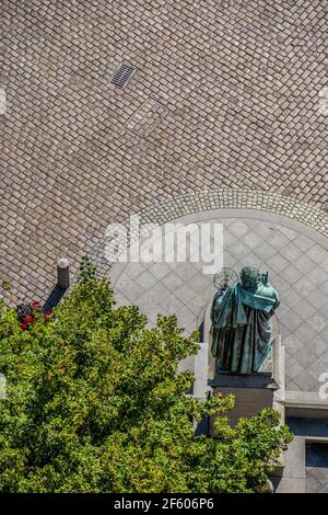 Torun, Pologne - août 2020 : Nicolaus Copernic Statue à Torun la vieille ville en été, photo prise depuis la plate-forme de visualisation en hauteur dans le Ratusz CLO Banque D'Images