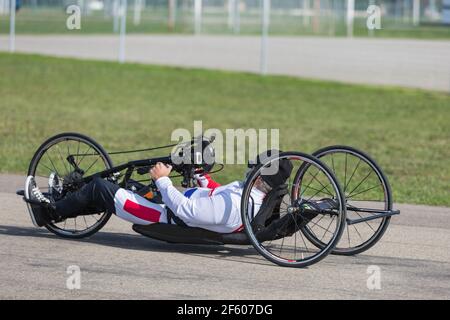 Entraînement d'athlète senior avec sa main Bike on a Track. Banque D'Images