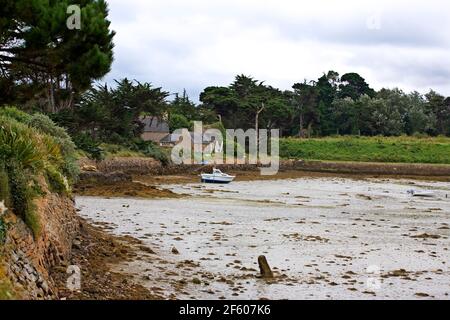 Marée basse dans la Baie de la Corderie : une crique tranquille sur la rive ouest de l'Île-de-Bréhat, Côtes d'Armor, Bretagne, France Banque D'Images