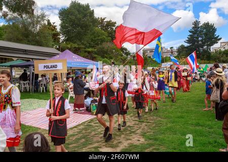 Les Polonais en costume national et le drapeau polonais, défilant dans un festival multiculturel. Tauranga, Nouvelle-Zélande Banque D'Images