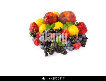 Fruits et baies isolés sur fond blanc. Fraises mûres, mûres, bleuets, pêches et prunes jaunes. Fruits doux et juteux à bord Banque D'Images