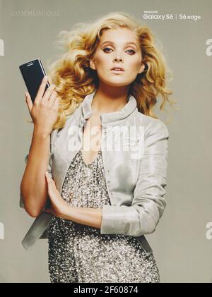 Affiche publicitaire SAMSUNG Galaxy S6 EDGE smartphone avec Elsa Hosk dans le magazine papier de 2015 ans, publicité créative SAMSUNG 2010 Banque D'Images