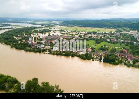 Vue aérienne de la rivière Dnister avec eau sale et maisons inondées dans la ville de Halych, ouest de l'Ukraine. Banque D'Images