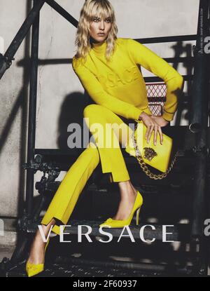 Affiche publicitaire MAISON DE mode VERSACE avec Karlie Kloss dans un magazine papier de 2015 ans, publicité, publicité créative VERSACE des années 2010 Banque D'Images