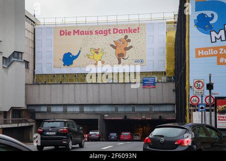 Grandes affiches au Nord-Sued-Fahrt célébrant le 50ème anniversaire de l'émission télévisée Die Sendung mit der Maus, Cologne, Allemagne. grosse Plakate an Banque D'Images