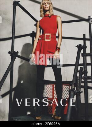 Affiche publicitaire MAISON DE mode VERSACE avec Karlie Kloss dans un magazine papier de 2015 ans, publicité, publicité créative VERSACE des années 2010 Banque D'Images