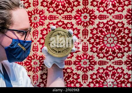Londres, Royaume-Uni. 29 mars 2021. Un Astrolabe du XIVe siècle, la seule version connue créée par un artiste musulman dans une ville chrétienne (est. Entre 600,000 et 800,000 £). Fabriqué à Tudela, Qui faisait partie de l'Andalousie musulmane jusqu'en 1119 quand la ville a été prise par le roi chrétien, Alfonso I d'Aragon - aperçu de Sotheby des arts du monde islamique et de l'Inde - y compris 1,000 ans d'objets historiques, de peintures et de manuscrits dans les galeries New Bond Street. Crédit : Guy Bell/Alay Live News Banque D'Images