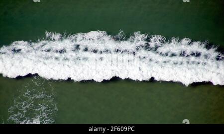 Vue aérienne des vagues se brisant dans l'océan Pacifique le long de la plage de la Gold Coast, en Australie. Arrière-plan, espace de copie. Banque D'Images