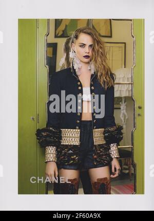 Affiche publicitaire de CHANEL avec Cara Delevingne en version papier du magazine à partir de 2015, de la publicité, publicité de CHANEL créatifs 2010s Banque D'Images