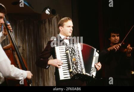 In meinem Herzen, Schatz... aka Stadtmusik, Dokumentarfilm, Deutschland 1989, Darsteller: Ulrich Tukur spielt Akkordeon Banque D'Images