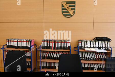 Dresde, Allemagne. 29 mars 2021. Les dossiers sont placés sur une table au début du procès contre des membres du groupe "Faust des Ostens" à la Cour régionale de Dresde. Les hommes sont accusés d'appartenance à une organisation criminelle, de vol et de voies de fait. Ils sont tenus responsables d'attaques violentes contre des membres d'autres équipes de football, des policiers et des personnes d'apparence étrangère à proximité des matchs de football du club de deuxième division de l'époque Dynamo Dresden. Credit: Matthias Rietschel/dpa-Zentralbild/dpa/Alay Live News Banque D'Images