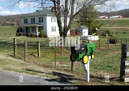 Boîte aux lettres en forme de tracteur aux États-Unis Farmhouse dans les Blue Ridge Mountains, en Virginie. Banque D'Images