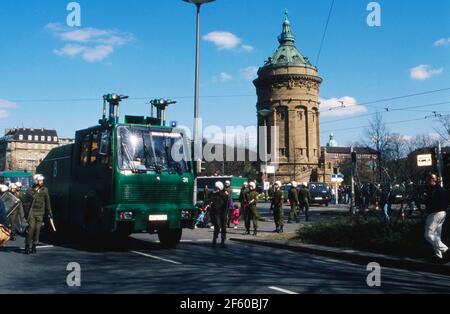 Polizei sammelt sich BEI einer Kurden-Demonstration am Wasserturm in der Innenstadt von Mannheim, Deutschland 1994. Banque D'Images