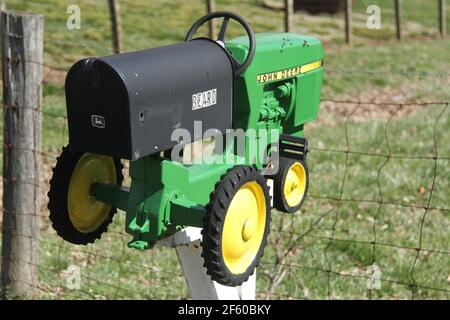 Boîte aux lettres en forme de tracteur aux États-Unis Banque D'Images