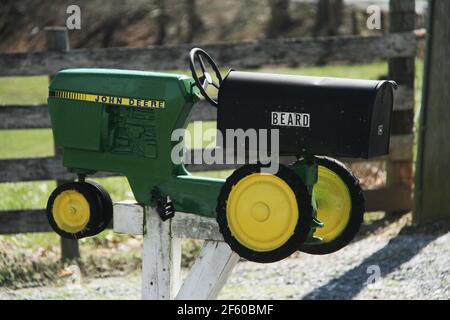 Boîte aux lettres en forme de tracteur aux États-Unis Banque D'Images