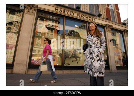 L'acheteur russe Alla Anferieva à Harvey Nichols dans l'ouest de Londonpic David Sandison 17/4/2005 Banque D'Images