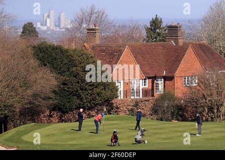 Les golfeurs socialement éloignés du Club de golf de Guildford après l'assouplissement du verrouillage de l'Angleterre pour permettre une plus grande liberté en plein air. Date de la photo: Lundi 29 mars 2021. Banque D'Images