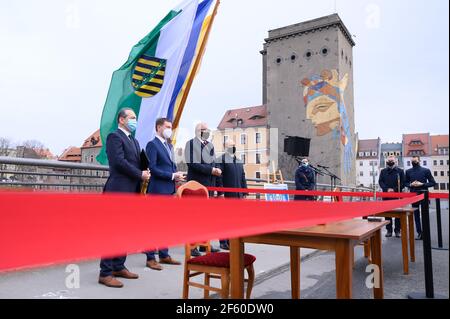 29 mars 2021, Saxe, Görlitz: Octavian Ursu (CDU, l-r), Lord Mayor of Görlitz, Michael Kretschmer (CDU), Premier Ministre de Saxe, Cezary Przybylski, Maréchal de la Basse Silésie Voivodeship polonaise, Et Rafal Groniz, maire de Zgorzelec, se tiennent derrière une barrière après avoir signé une lettre de soutien à l'UE pour un approvisionnement en chaleur neutre pour la ville frontalière sur le pont de la vieille ville, à la frontière germano-polonaise. Photo: Sebastian Kahnert/dpa-Zentralbild/dpa Banque D'Images