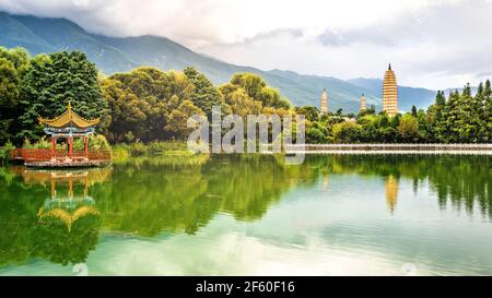 Panorama pittoresque de l'étang du parc de réflexion avec les trois pagodes Et les montagnes Cangshan en arrière-plan avec une lumière spectaculaire à Dali Yunnan Chine Banque D'Images
