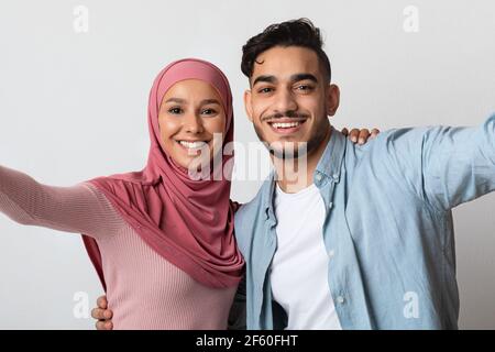 Gros plan d'un couple musulman romantique prenant Selfie ensemble Banque D'Images