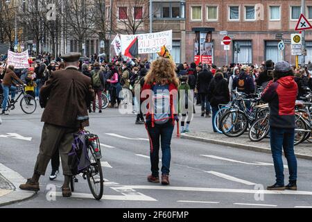 Berlin, Allemagne, 28 mars 2021. Les gens se rassemblent près de Rosa-Luxemburg-Platz à Mitte-Berlin pour protester contre les restrictions de Corona et les règles d'écluse Banque D'Images