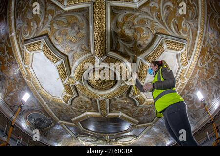 Restauration du plafond de la salle à manger à Stowe House, Buckinghamshire, Angleterre, Royaume-Uni. Banque D'Images