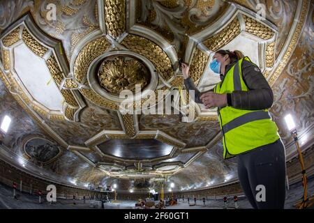 Restauration du plafond de la salle à manger à Stowe House, Buckinghamshire, Angleterre, Royaume-Uni. Banque D'Images