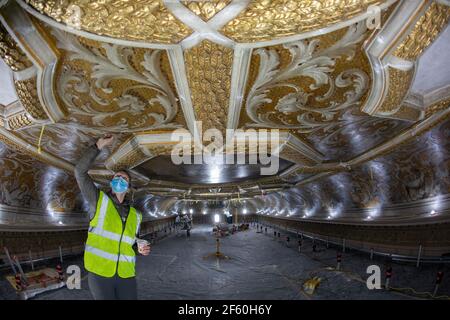 Restauration du plafond de la salle à manger à Stowe House, Buckinghamshire, Angleterre, Royaume-Uni. Banque D'Images